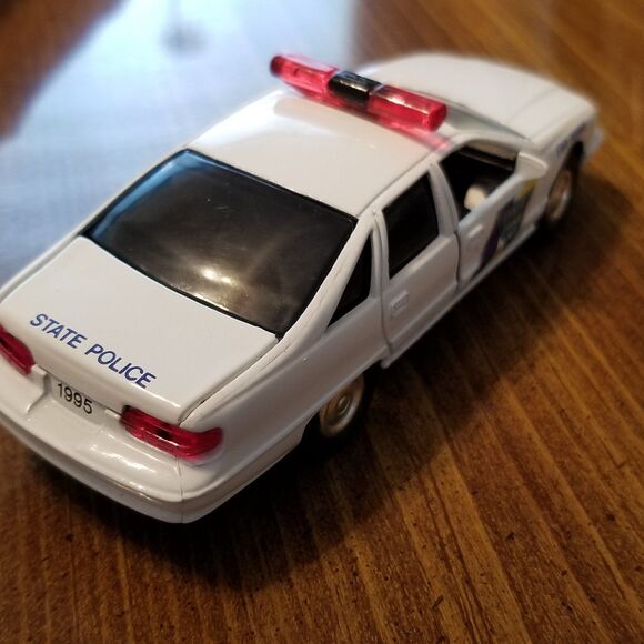 New Jersey State Police Road Champs die cast police car 1:43 scale - Picture 10 of 12